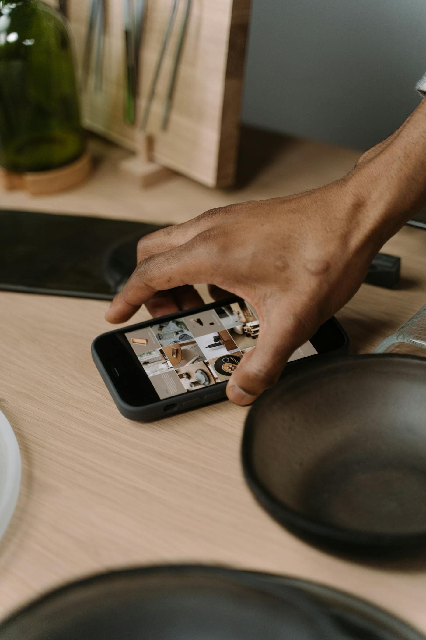 スマートフォンの画面を操作する手元