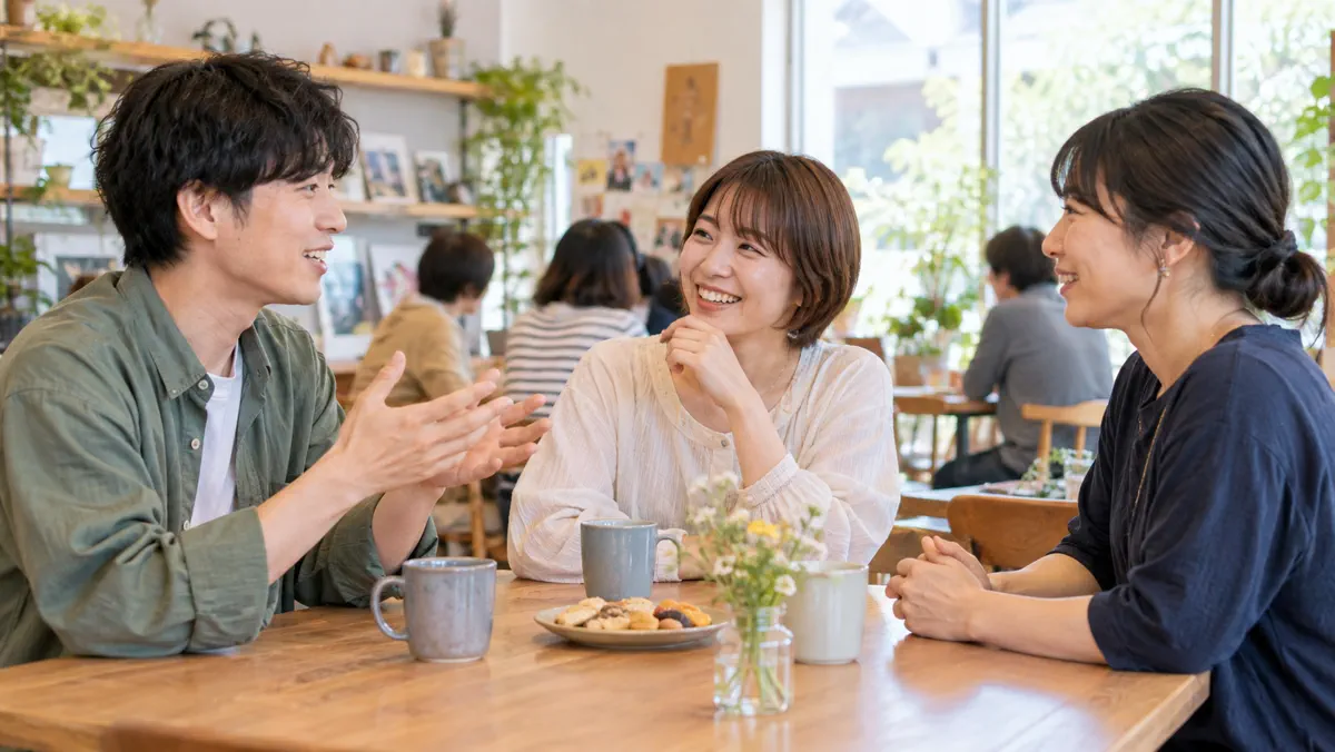 カフェの交流会で会話する友人たちのイメージ写真