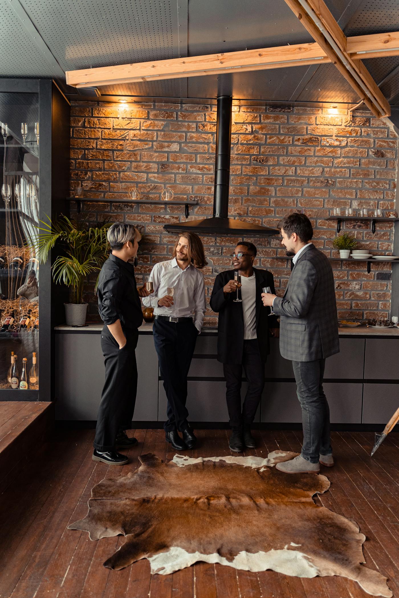 落ち着いた空間で会話する大人たち