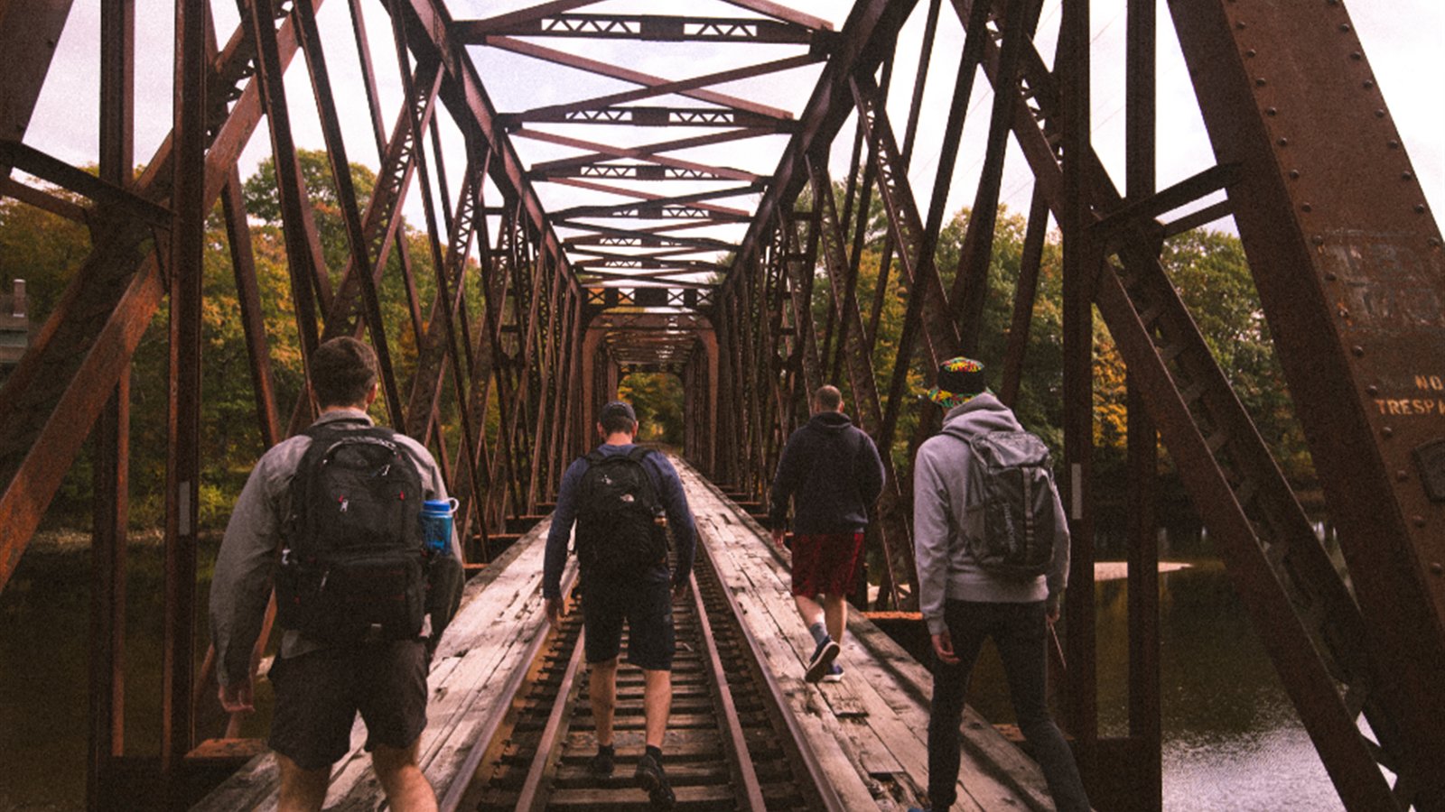 橋を歩く大人のグループ