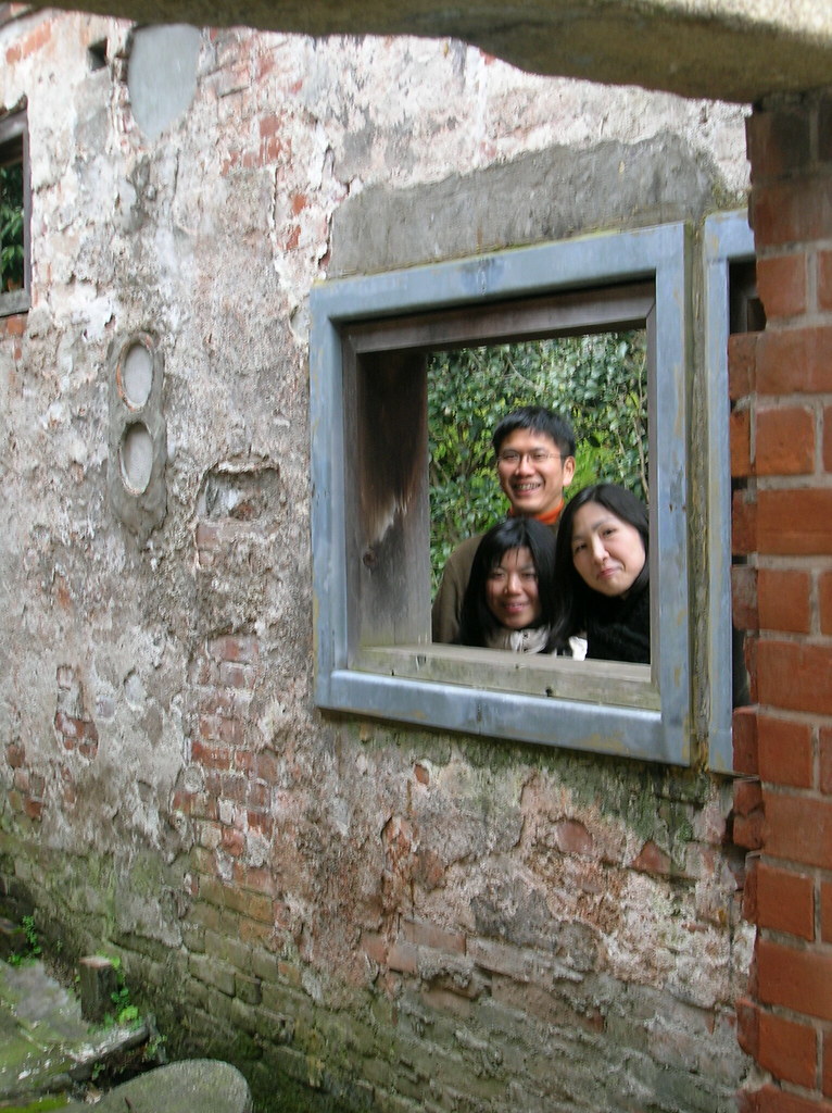 窓から顔をのぞかせる友人たち