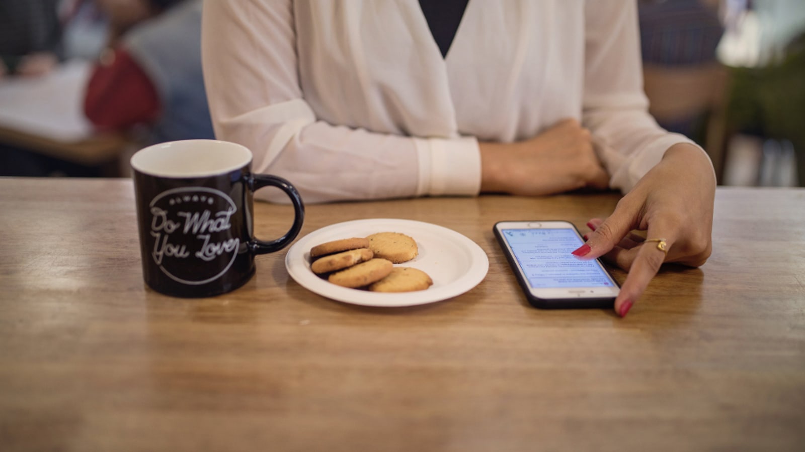 カフェでスマホを見る人