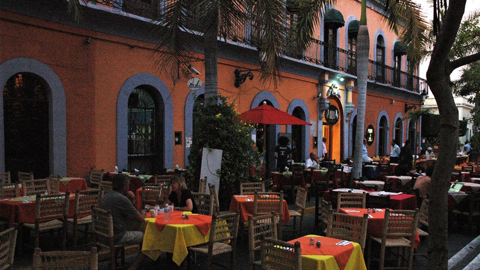 カフェで話す人たち