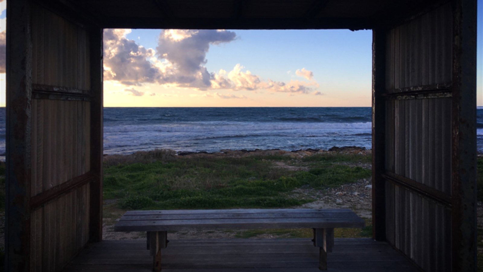 窓から外の景色を眺める部屋