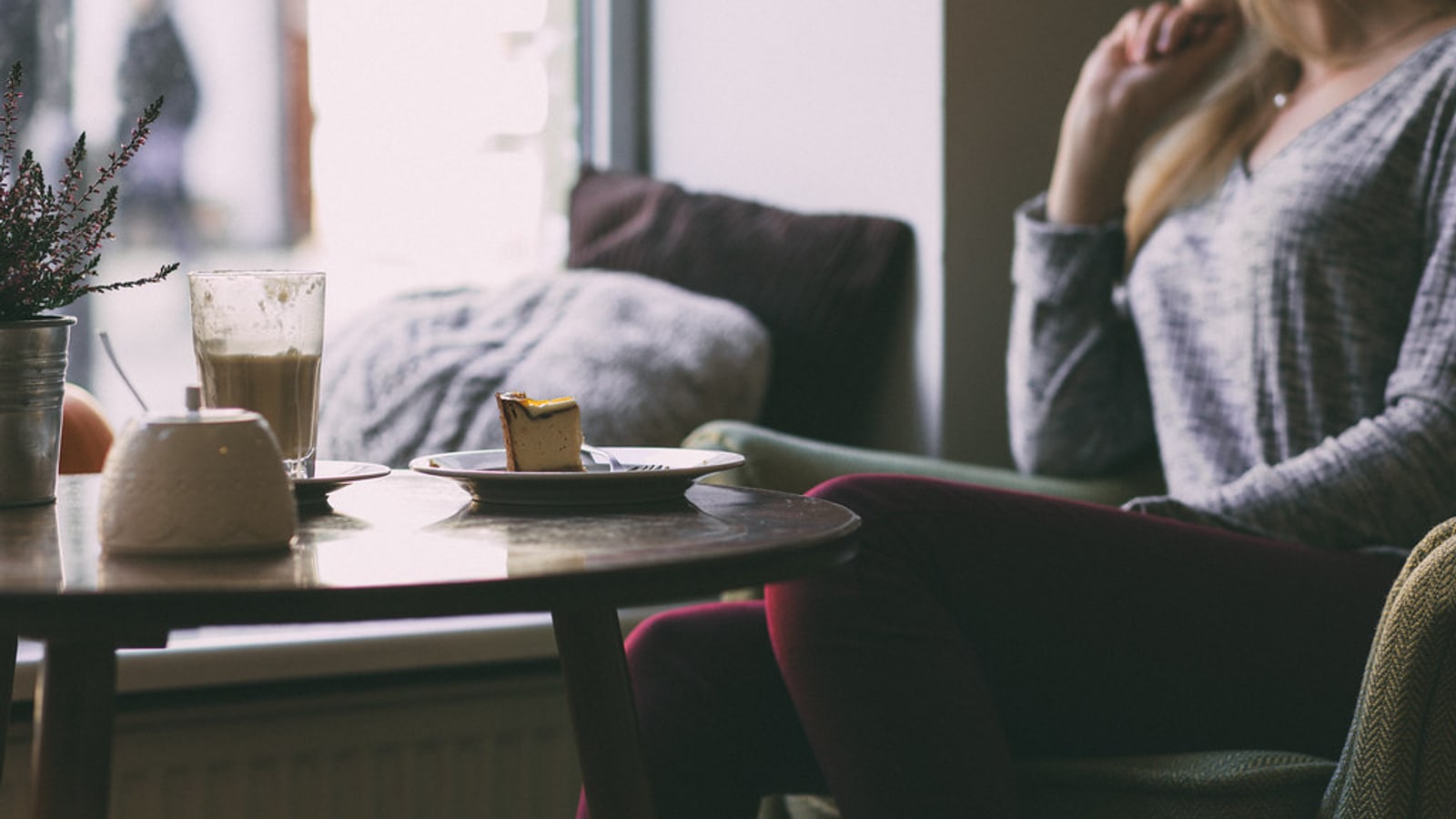 静かなカフェで過ごす人
