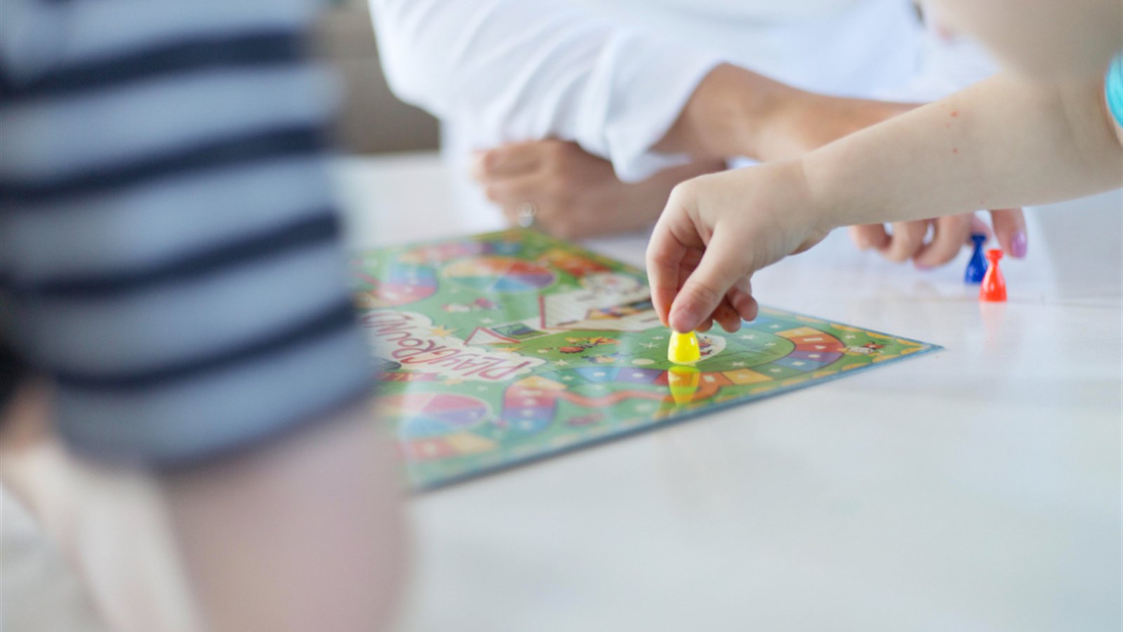 テーブルでボードゲームを楽しむ人たち