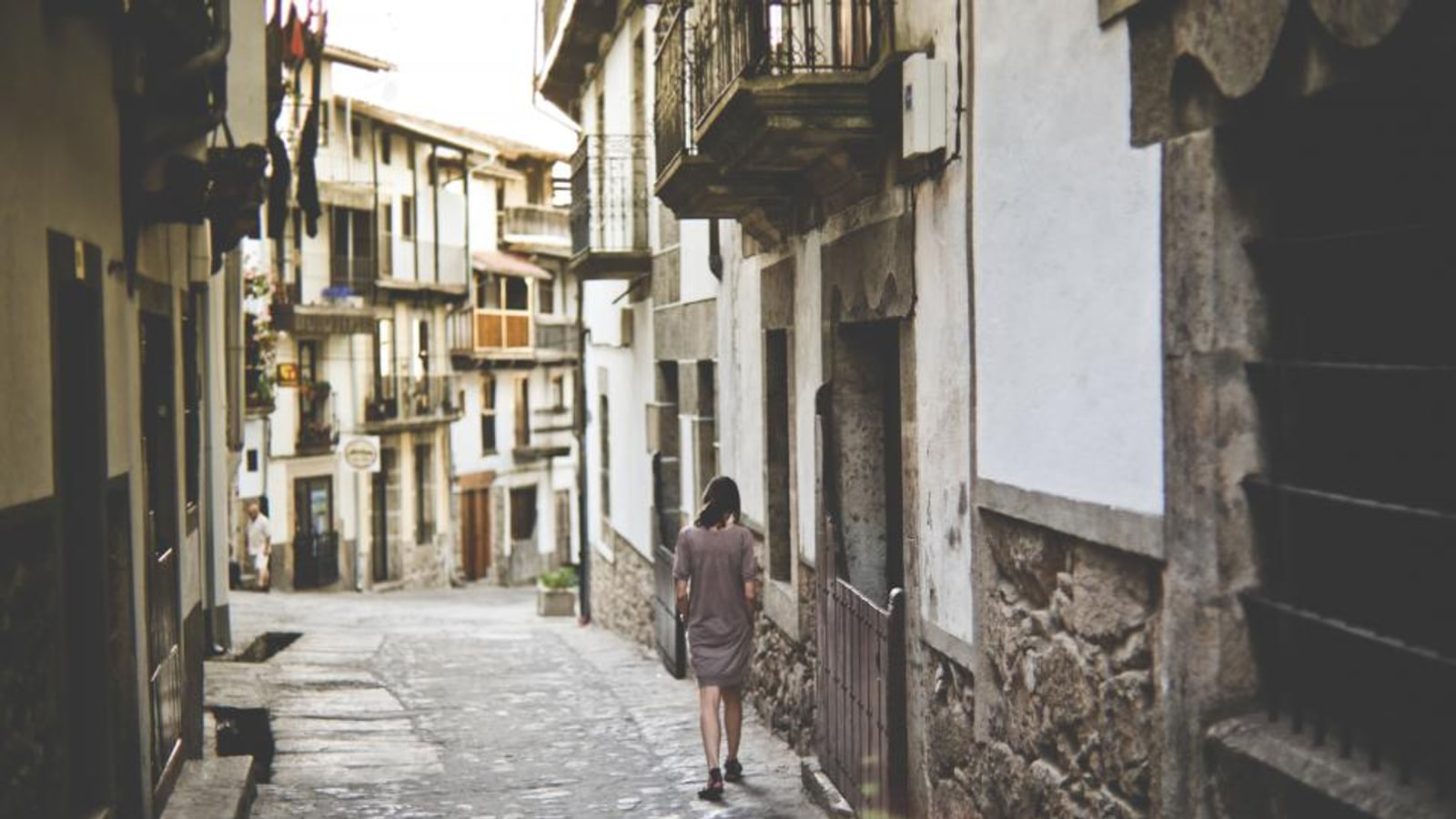 一人で街を歩く人