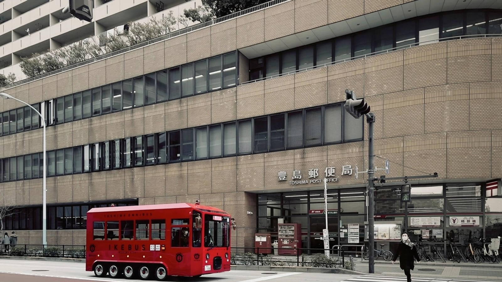 街を歩く人と日本の街並み