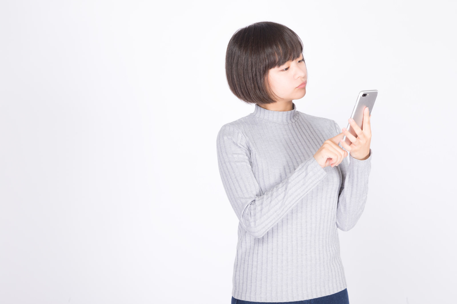 スマートフォンで検索する日本人女性