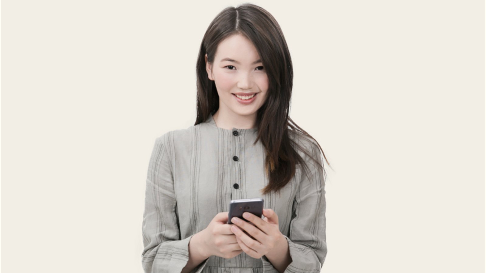 スマートフォンを持っている女性