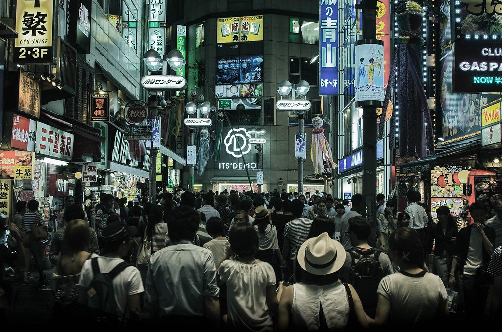 夜の街を歩く人たち