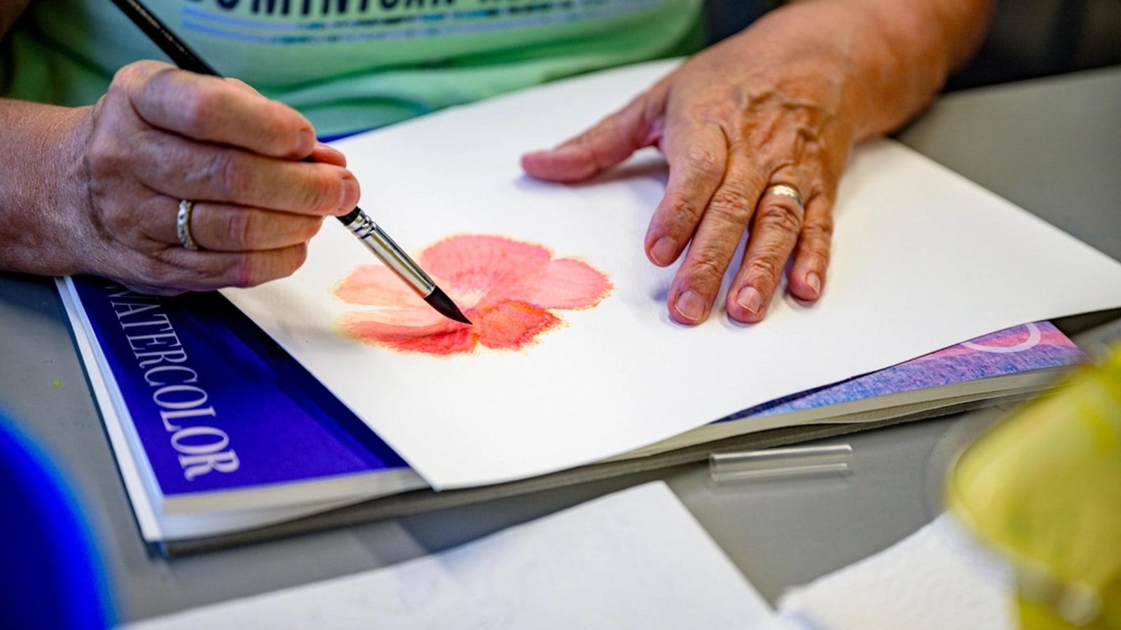 習い事で絵を描く人の手元