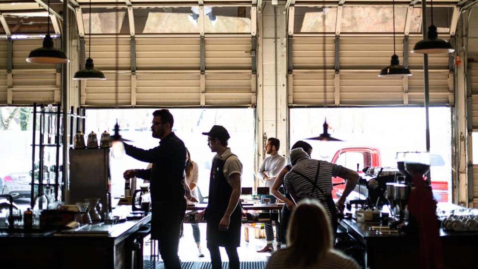 昼のカフェで人が集まる様子