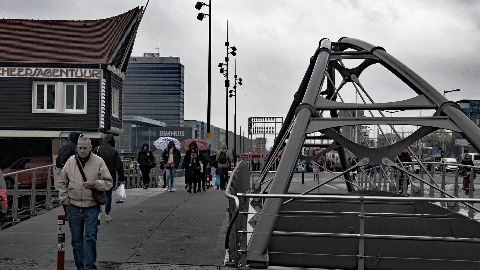 街を歩く人たち