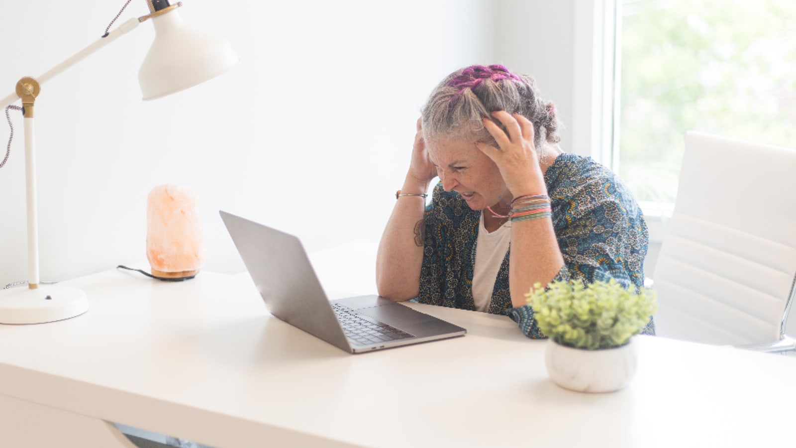 忙しそうにパソコンを見る人