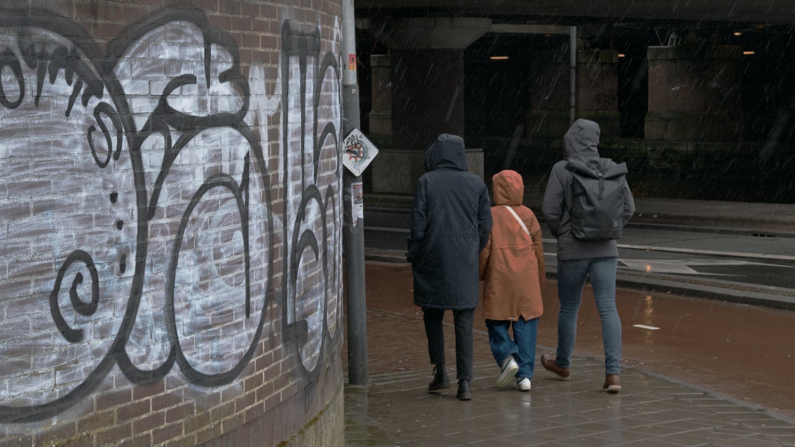 街歩きを楽しむ人たち