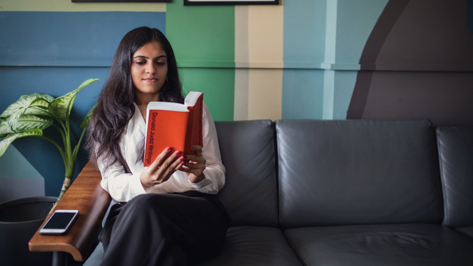 ソファで本を読む人