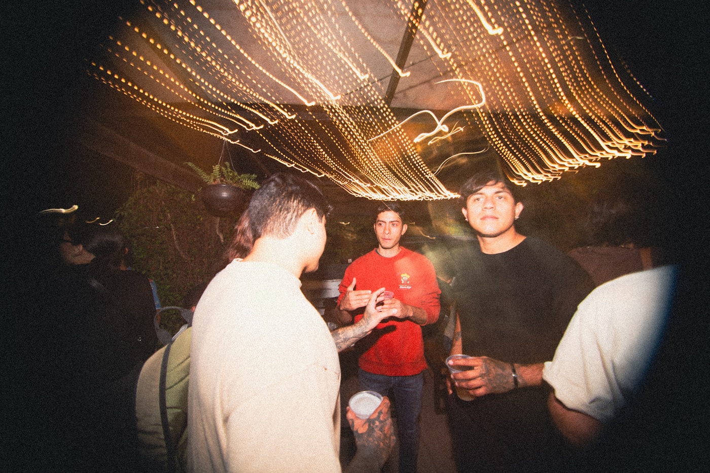 コミュニティイベントで交流する大人たち